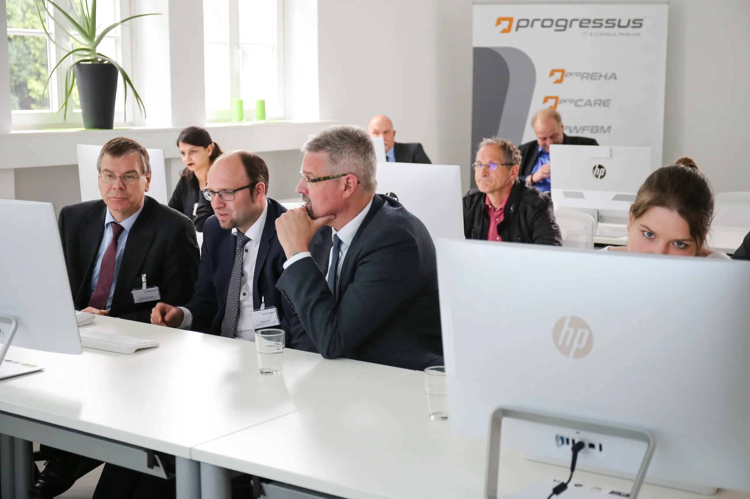 Gäste einer früheren Veranstaltung von progressus an Bildschirmarbeitsplätzen